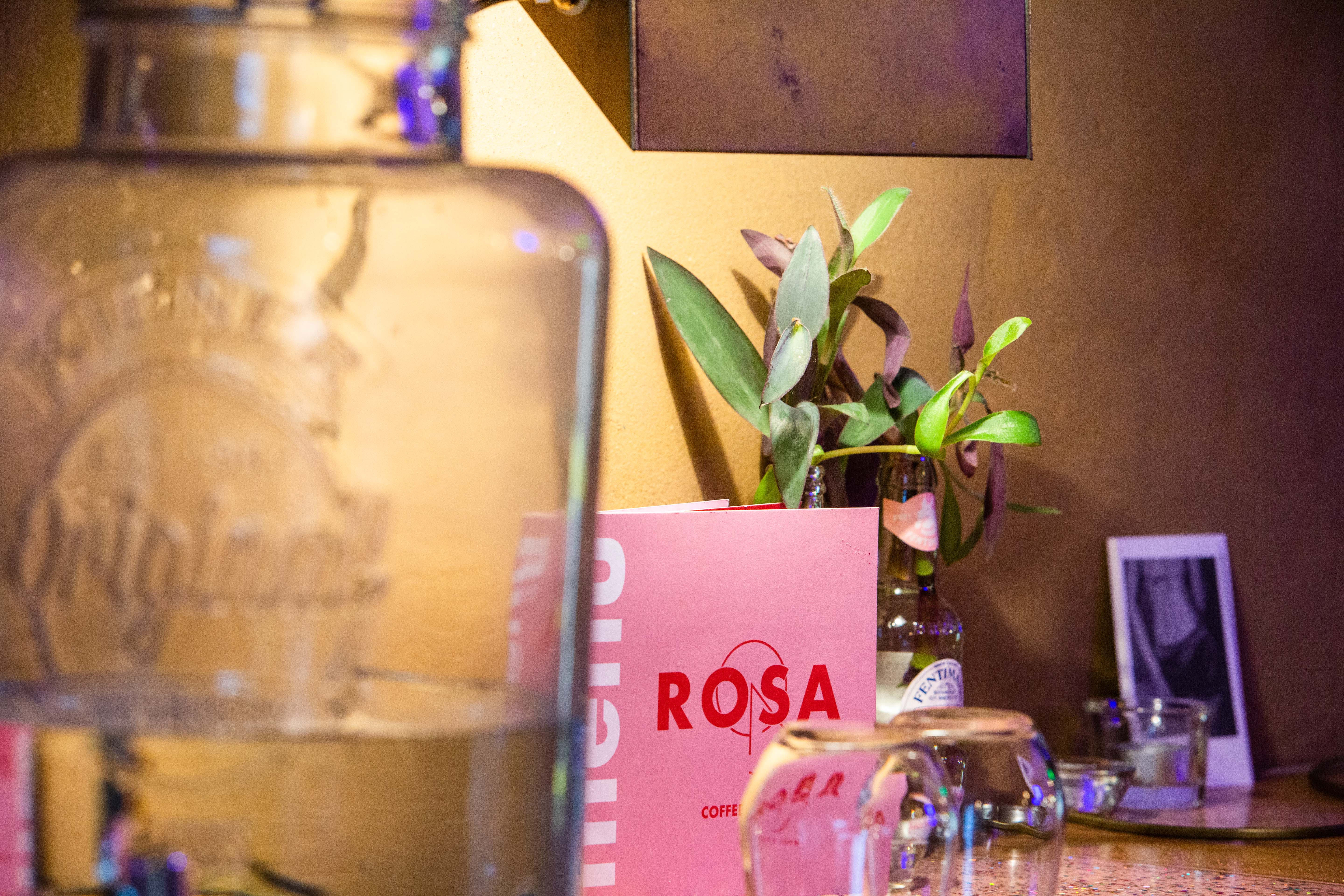 ROSA coffee bar Gent menu display behind glass